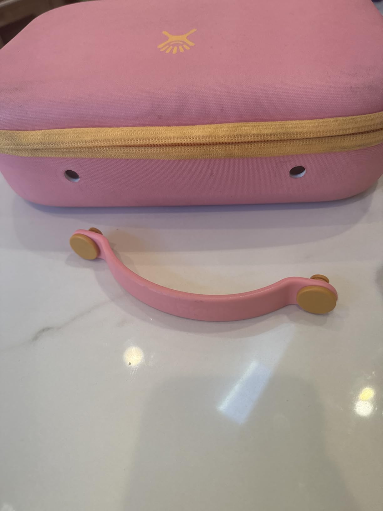 Keeps food cold and fresh