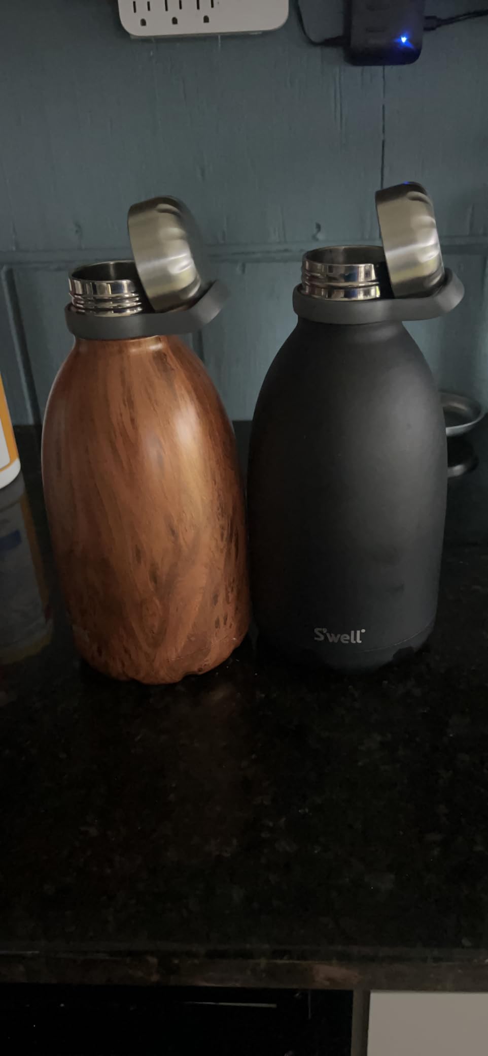 Keeps drinks cold