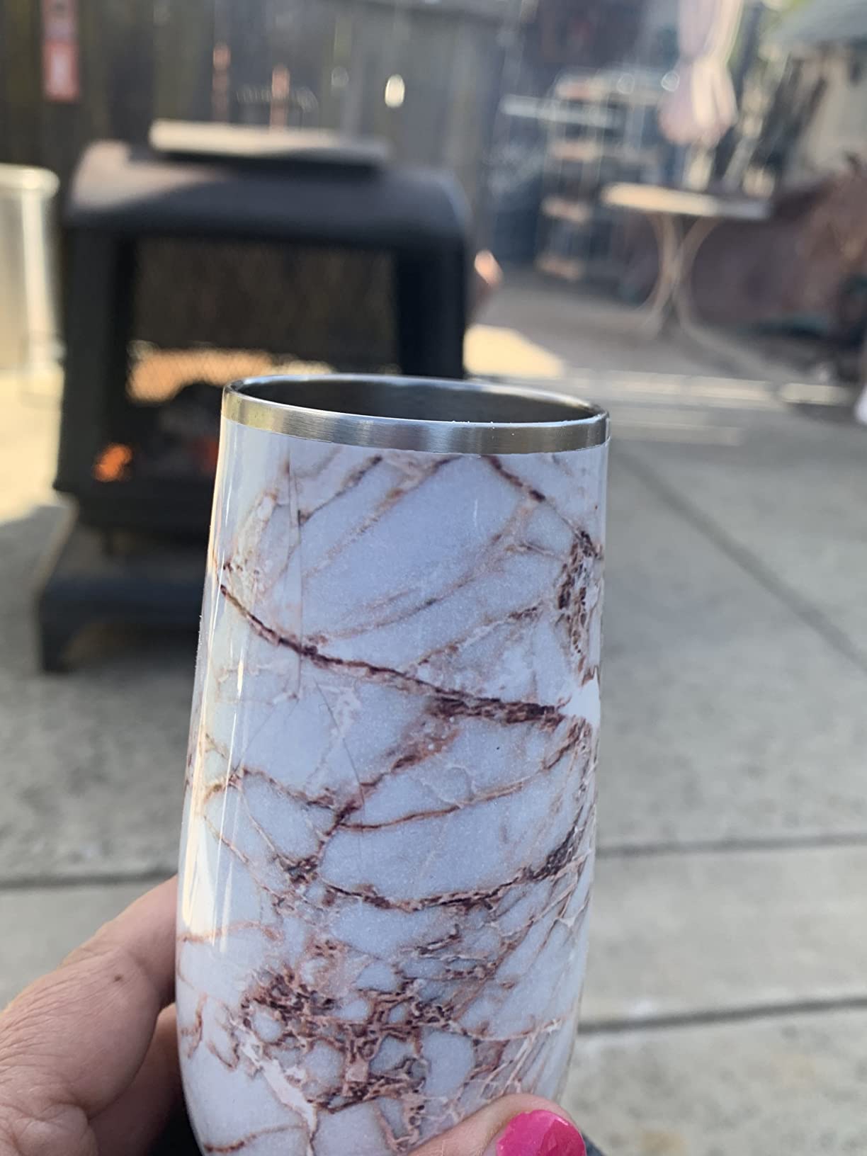 Keeps bubbly cold