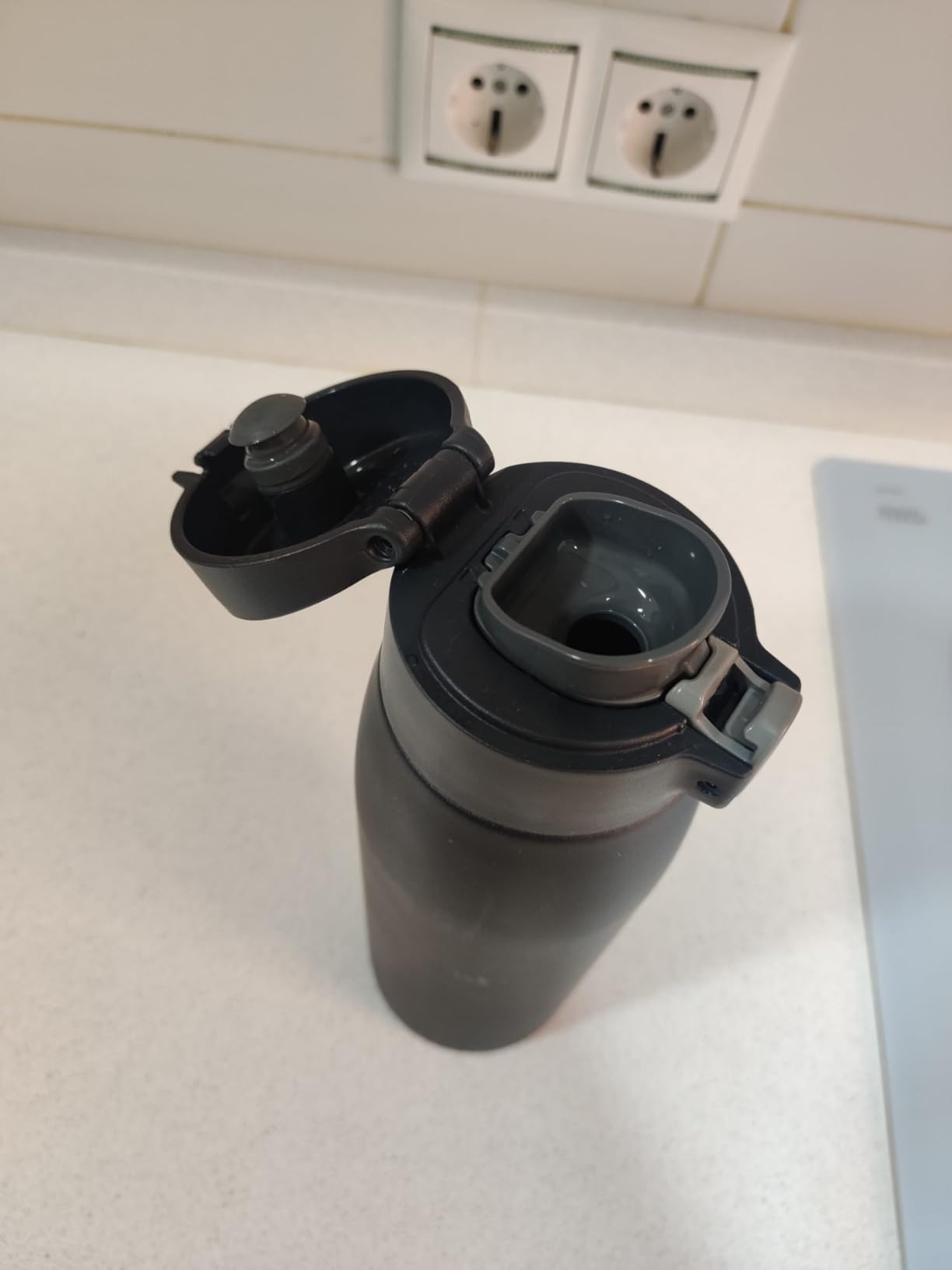 Lid broke after a month