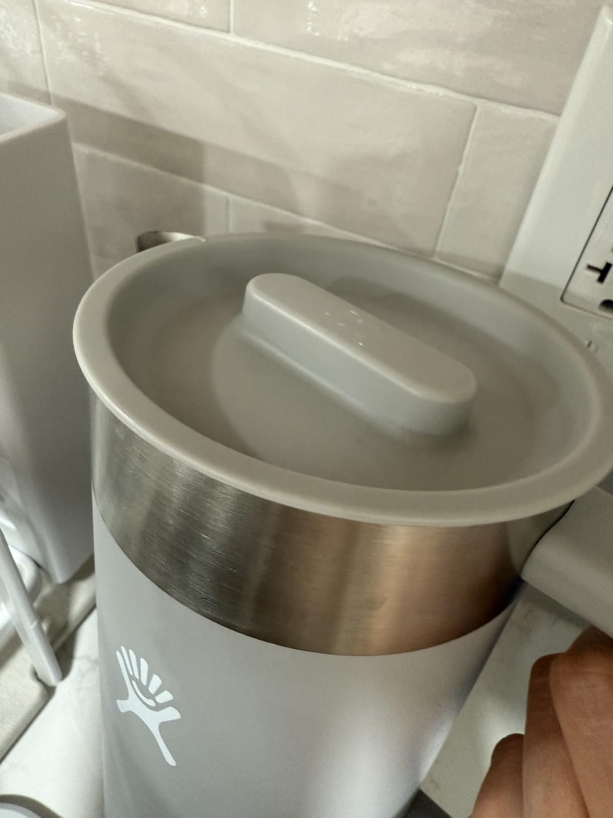 Keeps drinks ice cold