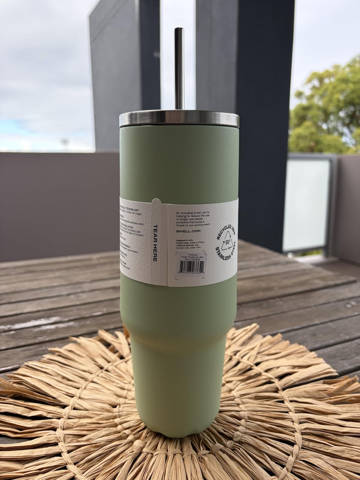 Keeps drinks cold, but the handle is small