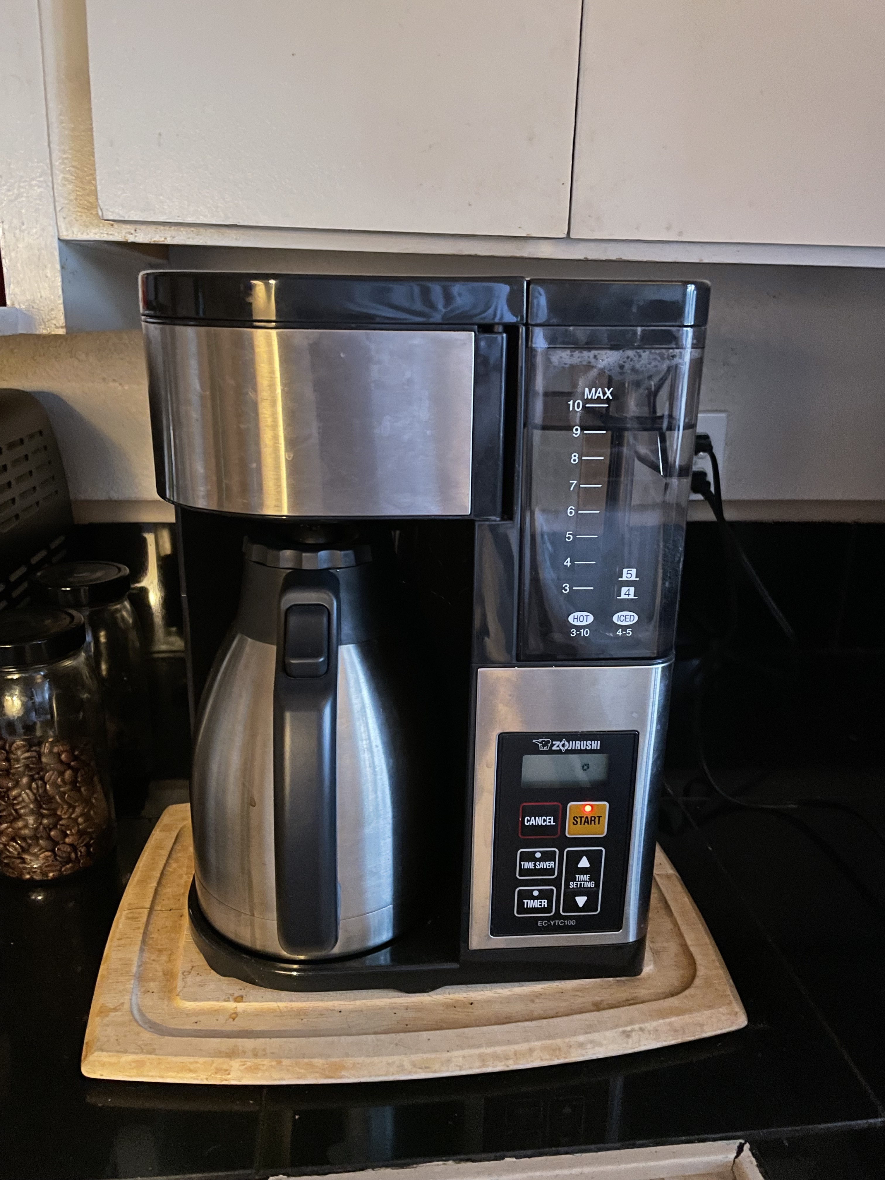 Good but carafe leaks