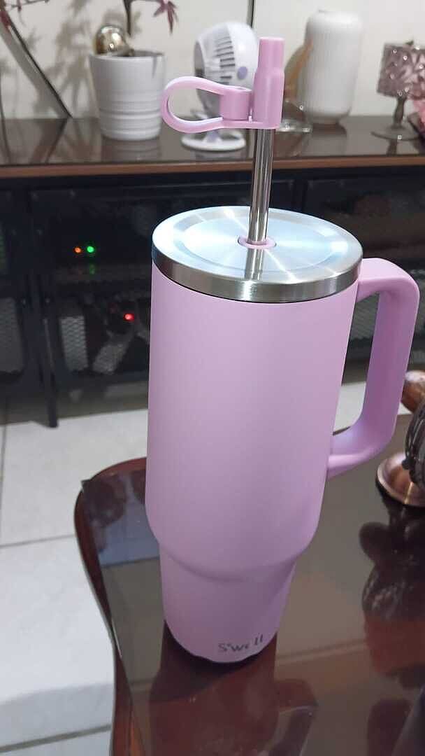 Keeps drinks icy for hours